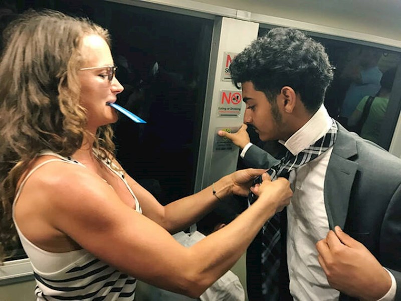 3. Ovaj dečko nikako nije mogao sam zavezati kravatu, pa mu je u pomoć priskočila nepoznata žena koja se vozila s njim u podzemnoj