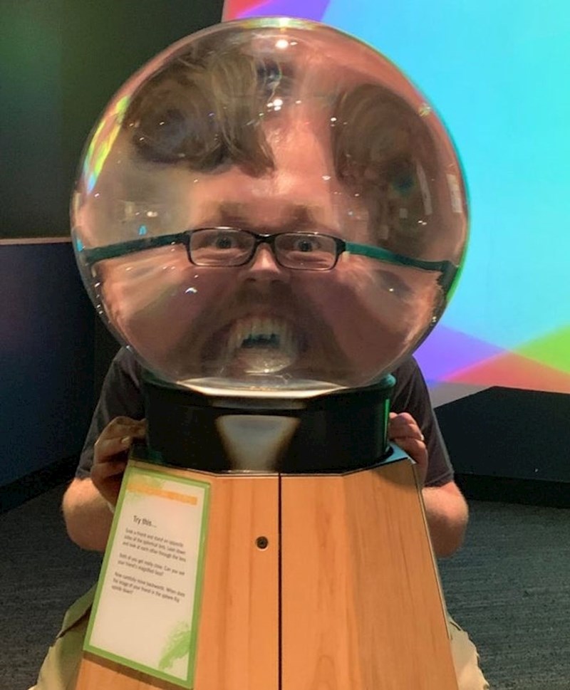 7. Njezin muž odlično se zabavio u muzeju.