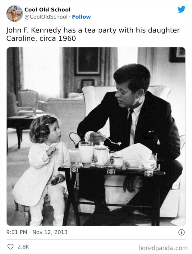 4. John F. Kennedy i njegova kći Caroline imaju čajanku, oko 1960-te godine