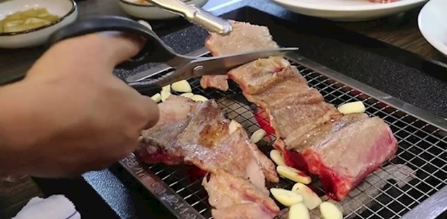 Škare svakodnevno koriste za rezanje mesa, rezanaca ili bilo koje druge hrane.