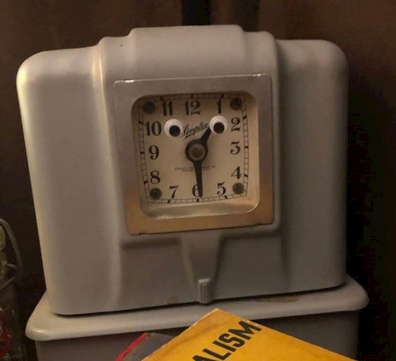 6. "Moja nova opsesija - lijepim oči po svim stvarima u stanu!"