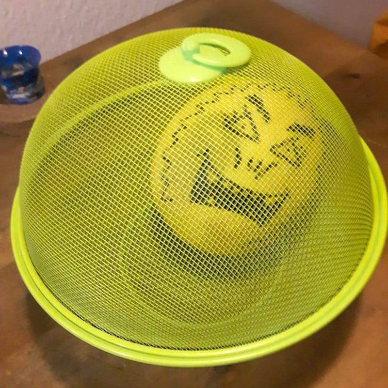 9. Svaki put kad cura ne pojede neko voće i ono istrune, on nacrta lice na njega