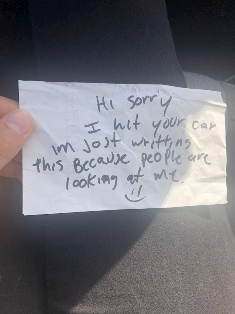12. "Oprostite, udario sam vaš auto. Pišem ovo samo zato što me ljudi gledaju."