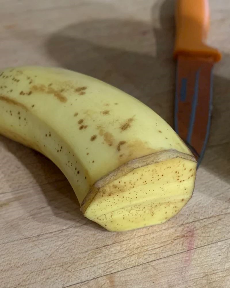 14. "Kako moja cura sačuva ostatke banane..."