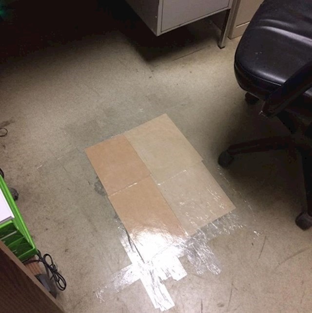 12. "Moj kolega s posla popravio je pod tako da je zalijepio dva kartona. Genijalac."