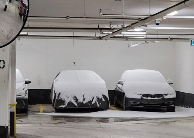 6. Ostavili su aute u garaži, ali ni to im nije pomoglo da ih zaštite od snijega