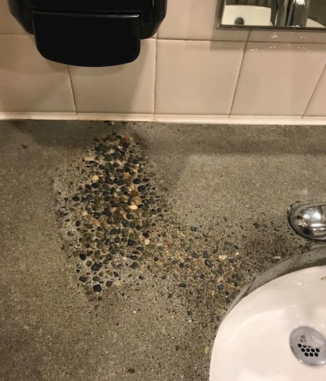 3. Sapun je izlizao pod.