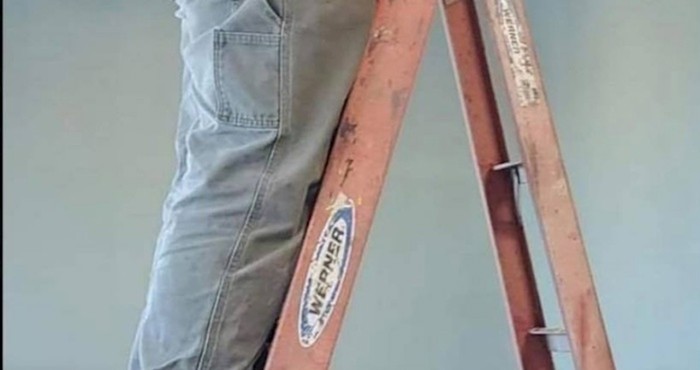 Plakat ćete od smijeha kad vidite što je majstor pridržao pomoću ljestvi