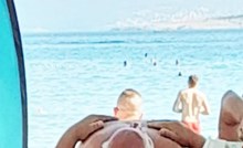 Prizor s plaže u Dalmaciji apsolutni je hit na Fejsu, morate vidjeti što tip koristi kao jastuk