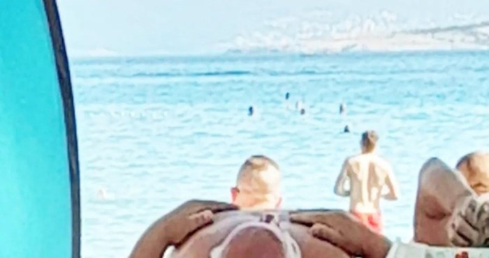 Prizor s plaže u Dalmaciji apsolutni je hit na Fejsu, morate vidjeti što tip koristi kao jastuk