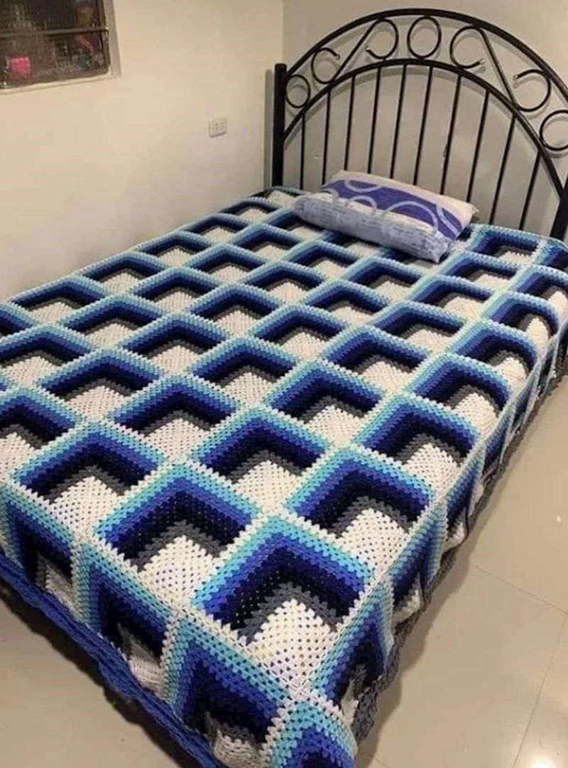 8. Ručno heklana 3D posteljina