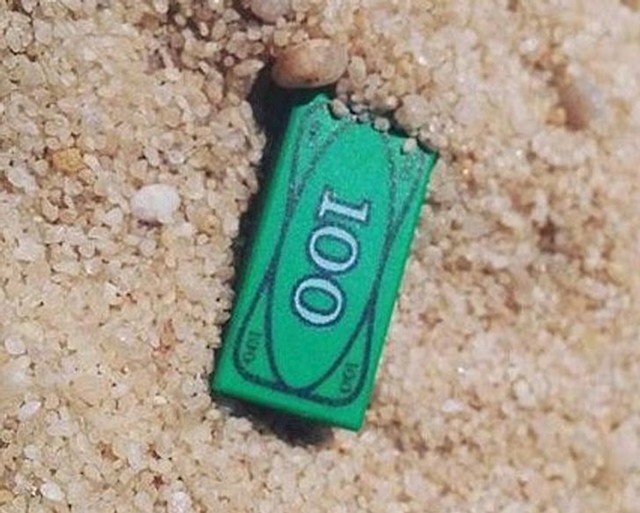 15. Sin je uzbuđeno doletio do mene i priopćio mi da je pronašao 100 dolara.