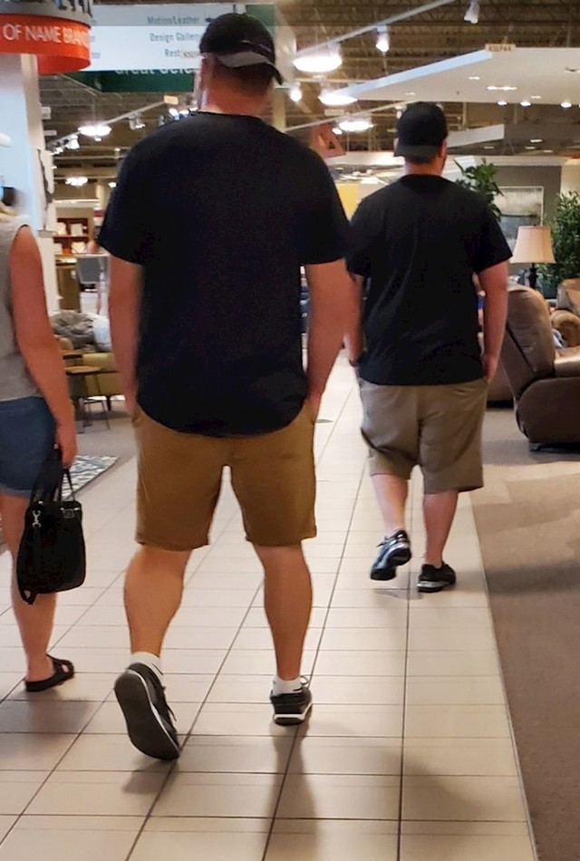 12. Otišla je u shopping s dečkom i skoro se vratila kući s krivim muškarcem.