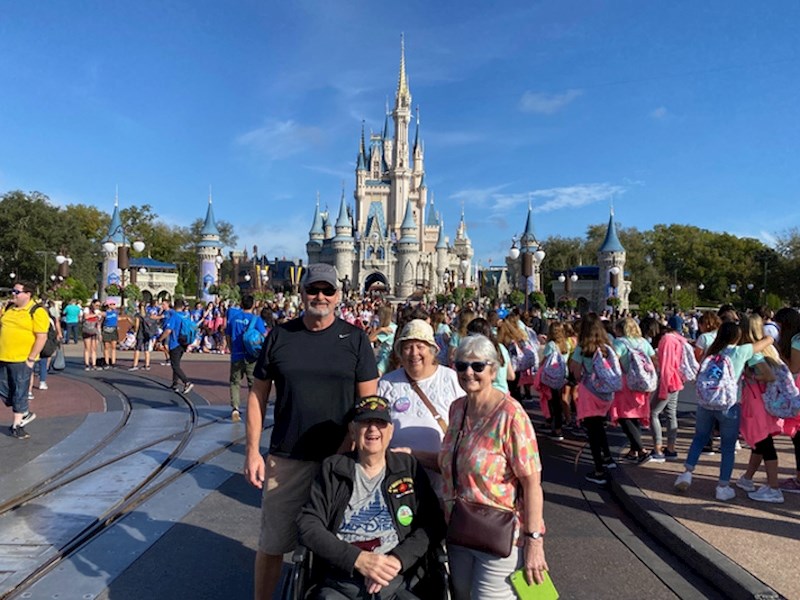 9. Tata je odveo svoje "klince"u Disneyland. :D