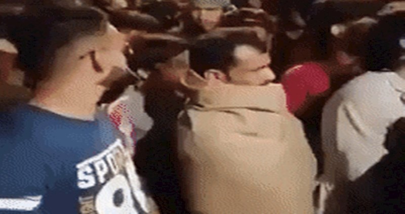 Ovaj šaljivac iskoristio je javno okupljanje kako bi zadirkivao čovjeka pored sebe