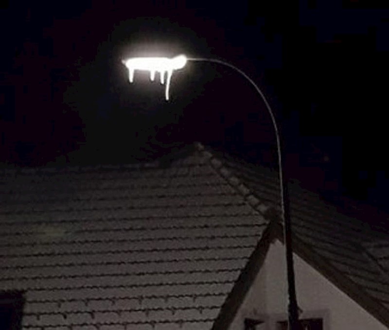 15. Ulična svjetiljka je smrznuta i izgleda kao da svjetlost ispada iz nje...