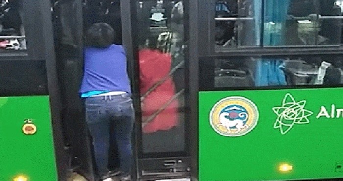 Svim silama se pokušao ugurati u prenatrpani bus, ovo je urnebesno