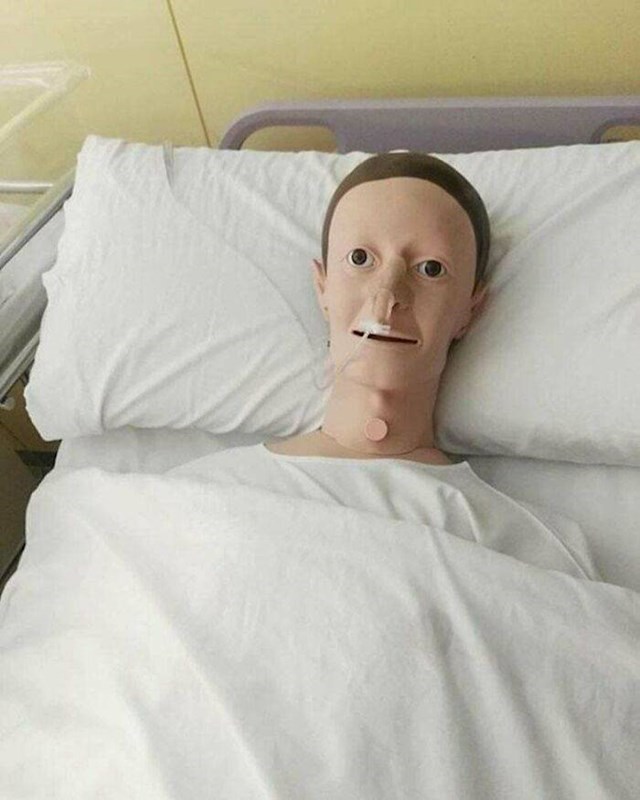 Mark Zuckerberg u bolničkom krevetu.