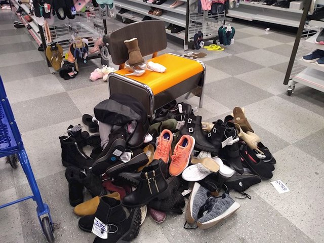 7. Netko je probao sve cipele i ostavio ih ovako...