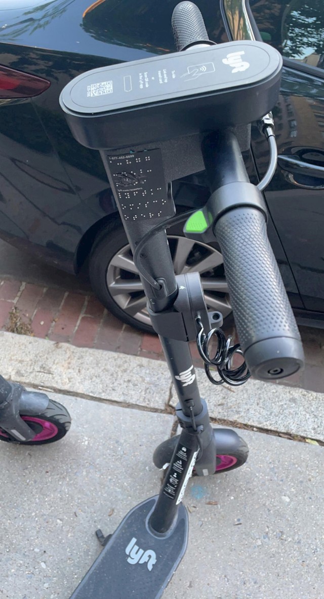 4. Električni romobil s Brailleovim pismom