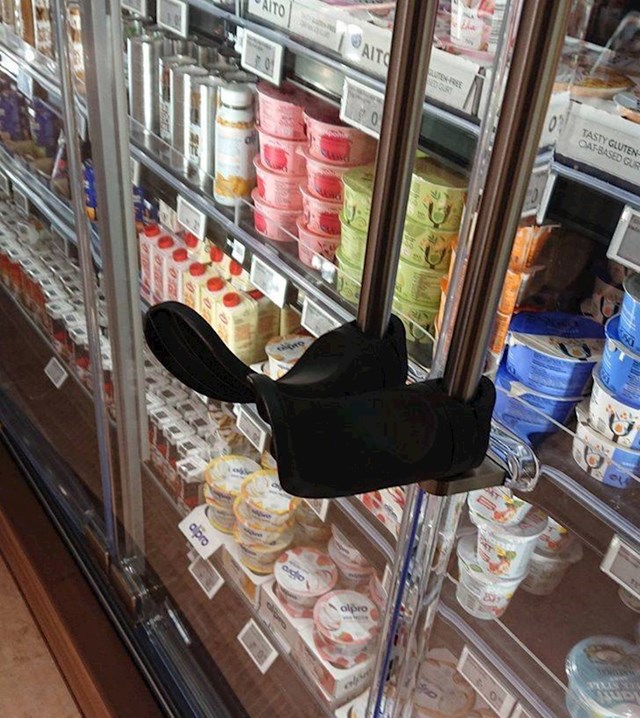 14. Ovaj supermarket ima drške pomoću kojih laktom otvorite frižider