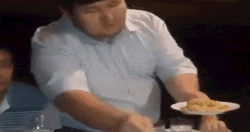 Tip je odlučio da se neće zavaravati i praviti fin u društvu, pa je malo podebljao svoju porciju