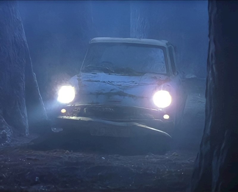 3. Automobil gospodina Weasleyja spasio je Harryja i Rona ispred Aragogove špilje u zabranjenoj šumi, ali oni su se prvo prepali i mislili da je riječ o nekom čudovištu