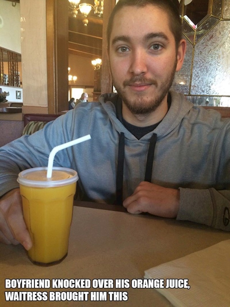 Moj dečko prolio je svoj sok od naranče. Konobarica mu je donijela novi u ovome.