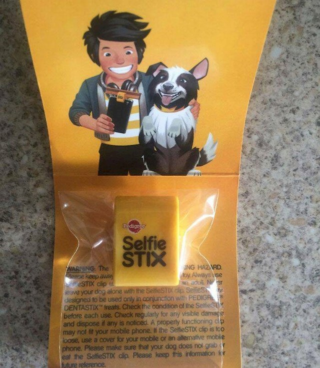 1. Poslastica za pse uz koju dobijete hvatljku za mobitel da ju možete pričvrstiti na njega - tako da možete snimiti najbolji selfie sa svojim ljubimcem