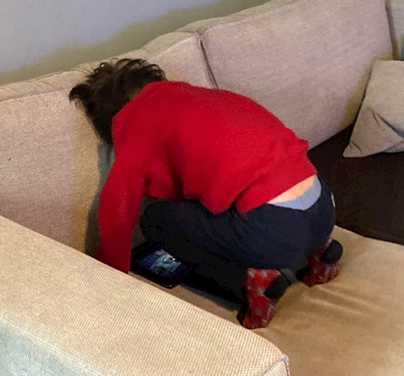 2. Njihov sin stalno "gleda" televiziju u ovoj pozi.