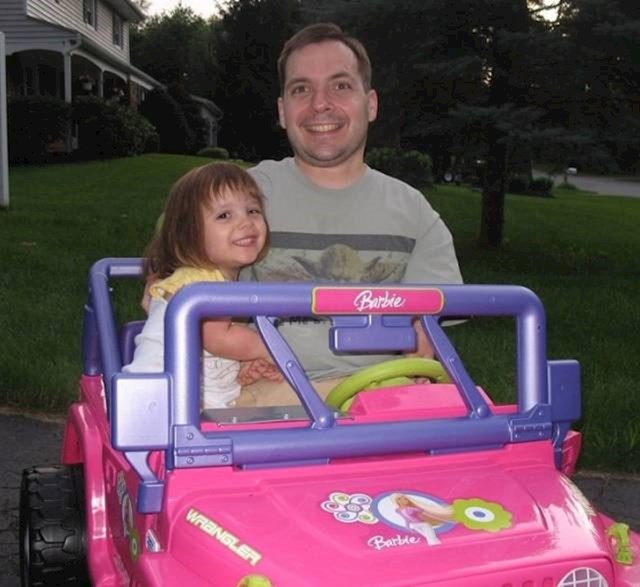 "Kad si malen, super je što možeš biti šofer kćerkici u njezinom malom autiću."