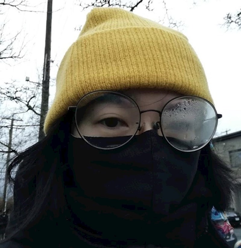 7. Jedno staklo na naočalama uvijek joj se zamagli, a drugo ne