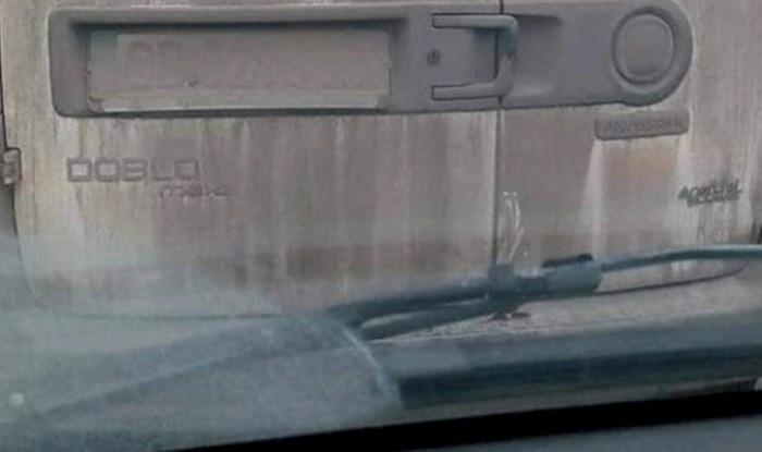 Ovom kombiju ne vidi se registracija od prljavštine, morate vidjeti kojeg se rješenja sjetio vozač