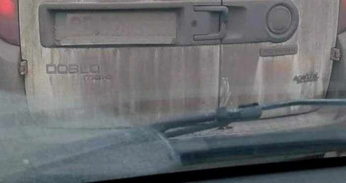 Ovom kombiju ne vidi se registracija od prljavštine, morate vidjeti kojeg se rješenja sjetio vozač