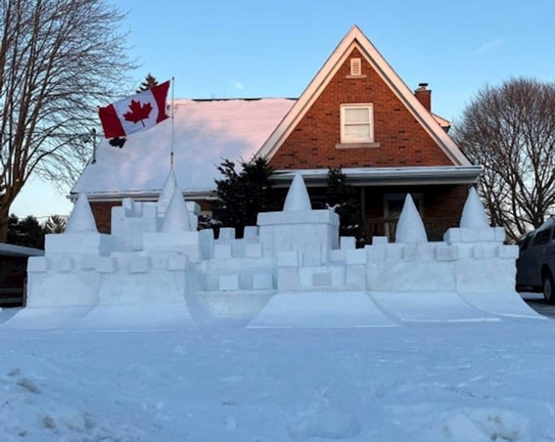 7. Kuća ispred koje je dvorac od snijega