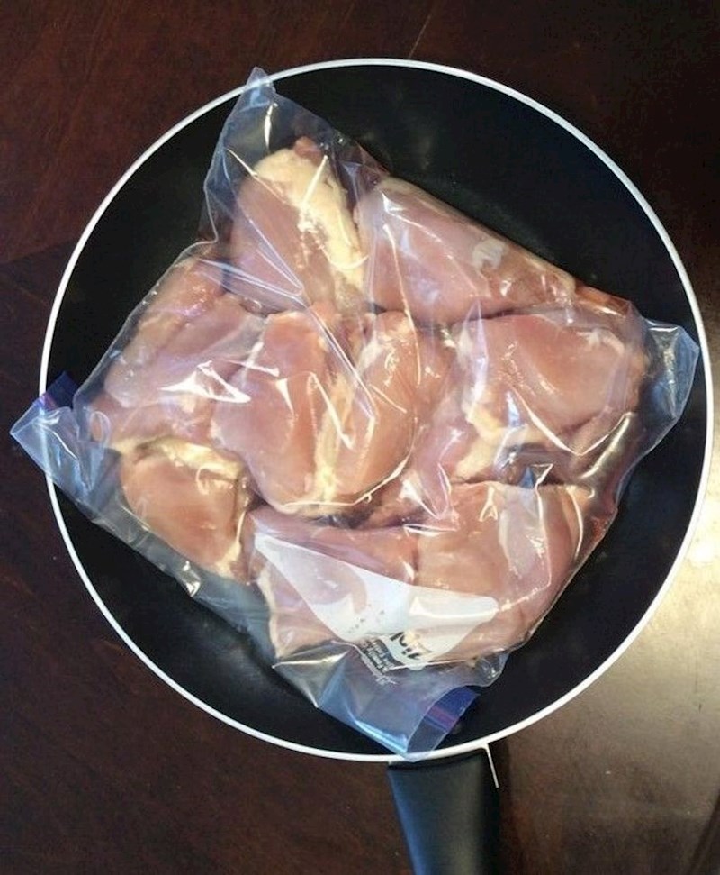 11. Kad odleđujete hranu, stavite ju odmah u tavu. Tako će se odmrznuti mnogo brže!