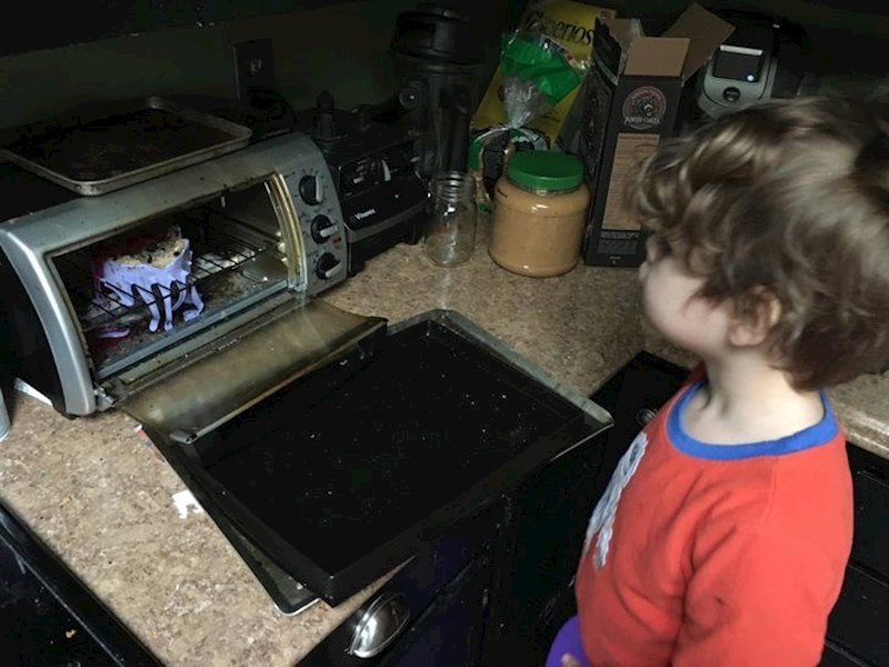 12. Klinac si je odlučio sam napraviti zobene pahuljice za doručak