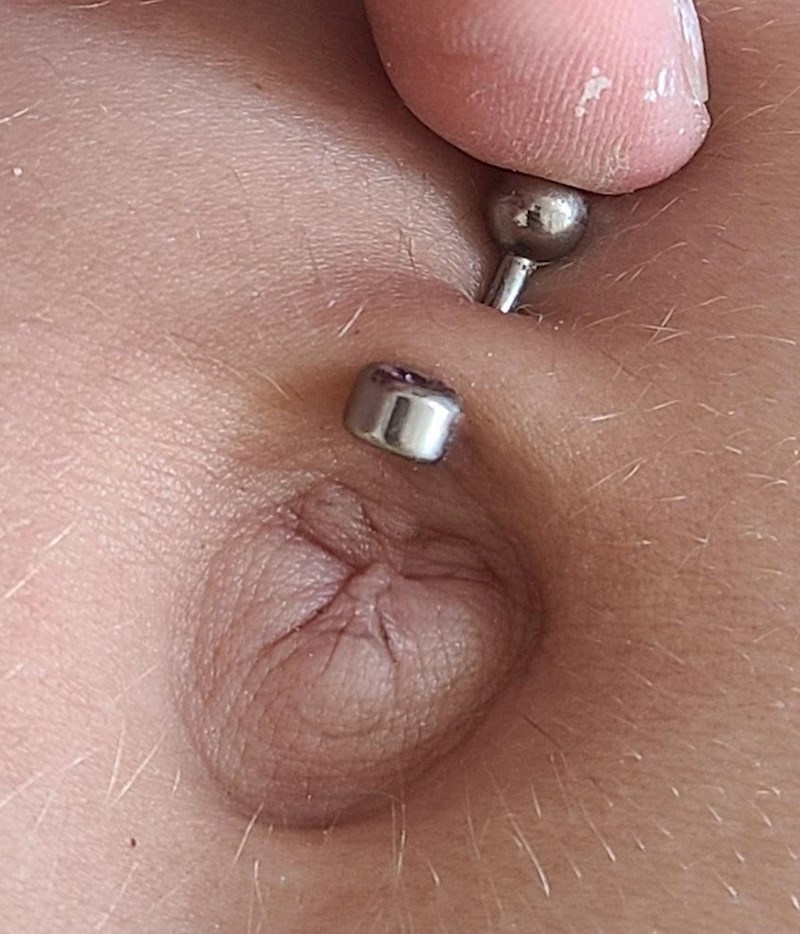 1. Djevojka ima lice starice na pupku