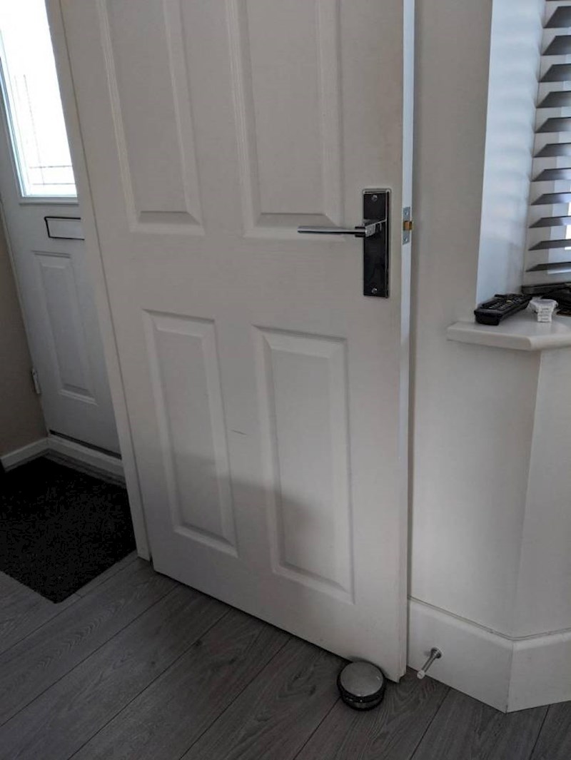 15. "Tata nije uspio postaviti držač za vrata. Samo je ostavio sve ovako i otišao."