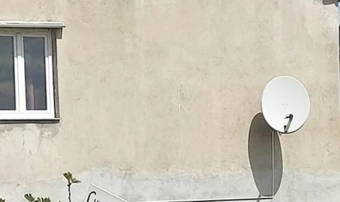Netko je u Dalmaciji u nečijem dvorištu snimio urnebesan natpis, morate vidjeti što ovi ljudi nude