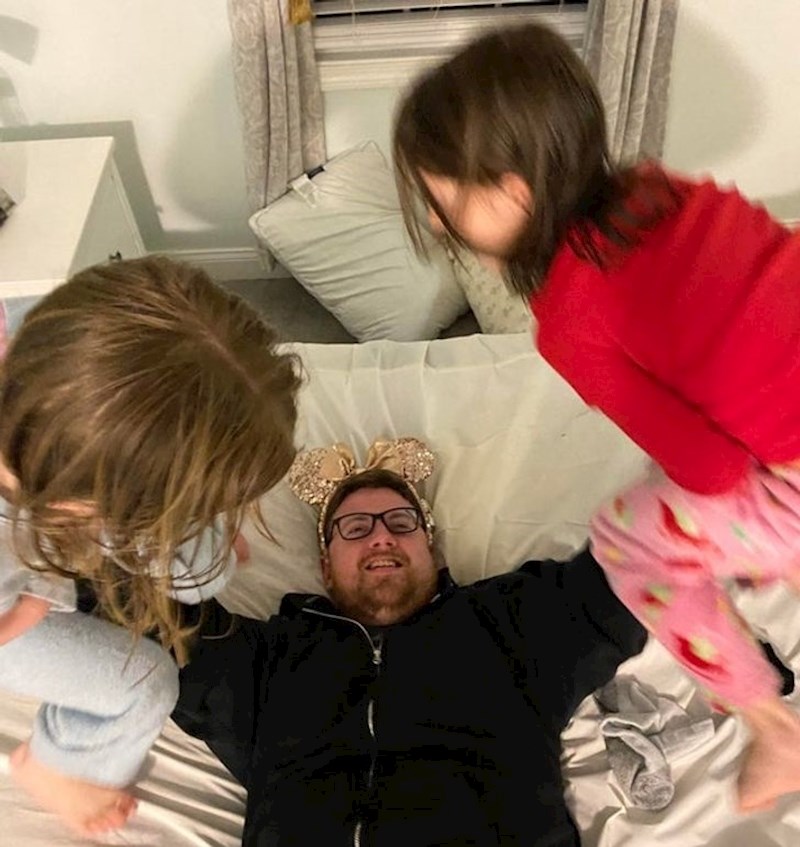 7. Ovo je pravi tata mata! Ima mišije uši na glavi dok rukama podiže kćerke u zrak.❤️