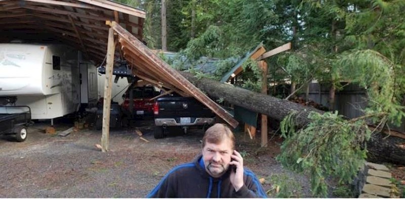 3. Tata koji još nema pojma što se iza njega događa...