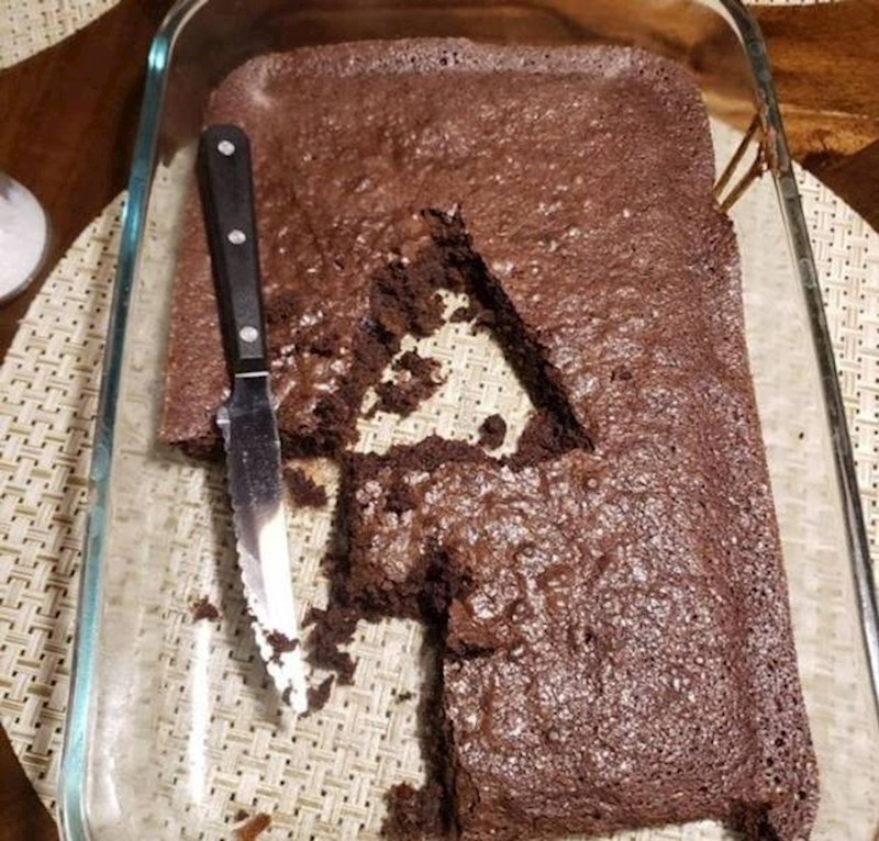 10. "Dame i gospodo, ovako je moja sestra degustirala kolač koji sam spekla."