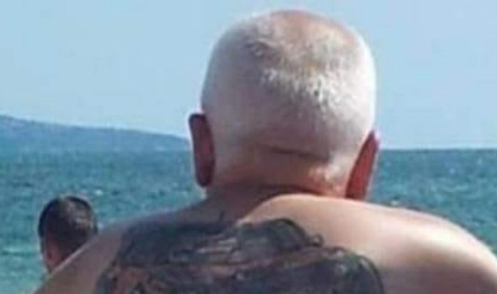 Netko je pored mora primijetio čovjeka s urnebesnom tetovažom, fotka je odmah postala hit
