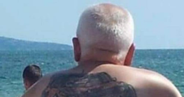 Netko je pored mora primijetio čovjeka s urnebesnom tetovažom, fotka je odmah postala hit
