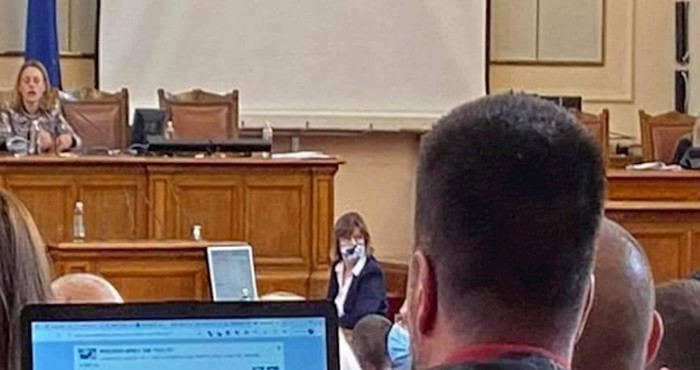 Fotka iz bugarskog parlamenta postala je hit na Fejsu, odmah će vam biti jasno zašto
