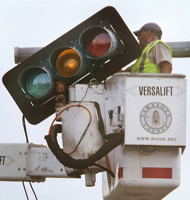 3. Semafor koji je veći od čovjeka koji ga postavlja