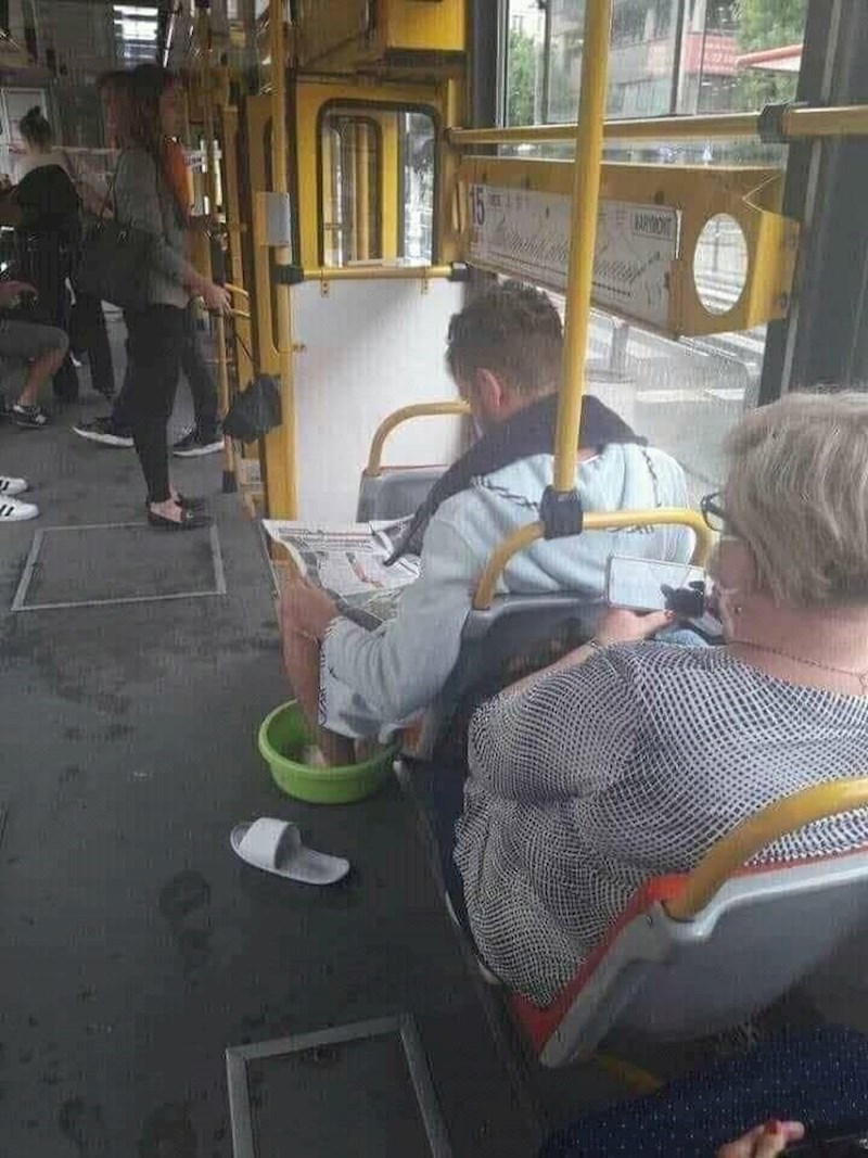 Ovaj ludi prizor koji su ljudi nazvali "pokretni wellness centar" snimljen je u Varšavi.🤣