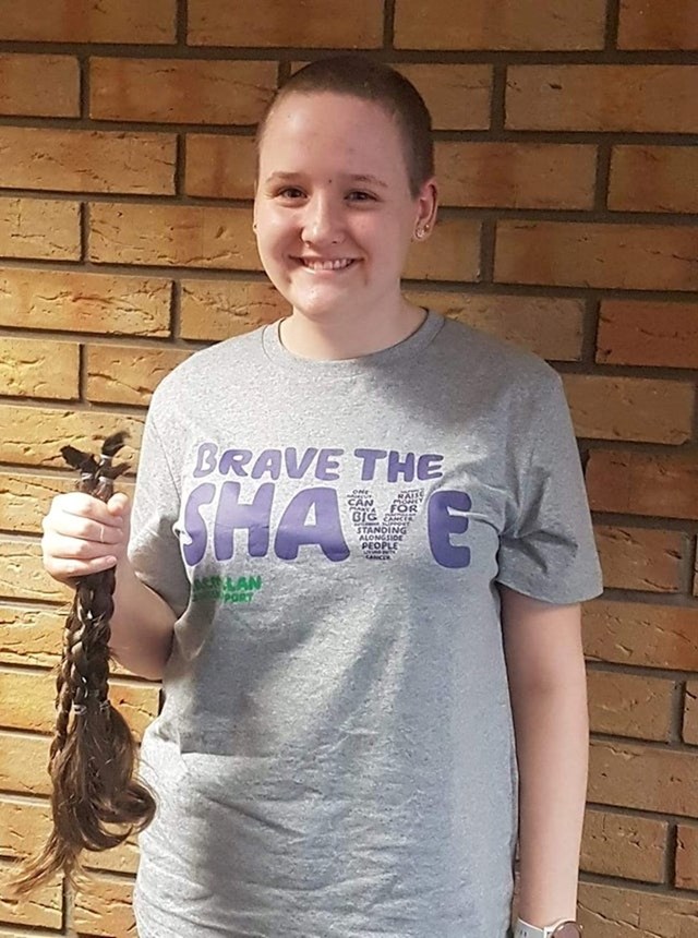 4. "Moja je kćer obrijala glavu kako bi donirala kosu. Njezina kosa će se pretvoriti u periku za one koji imaju prolaze kroz kemoterapije. "