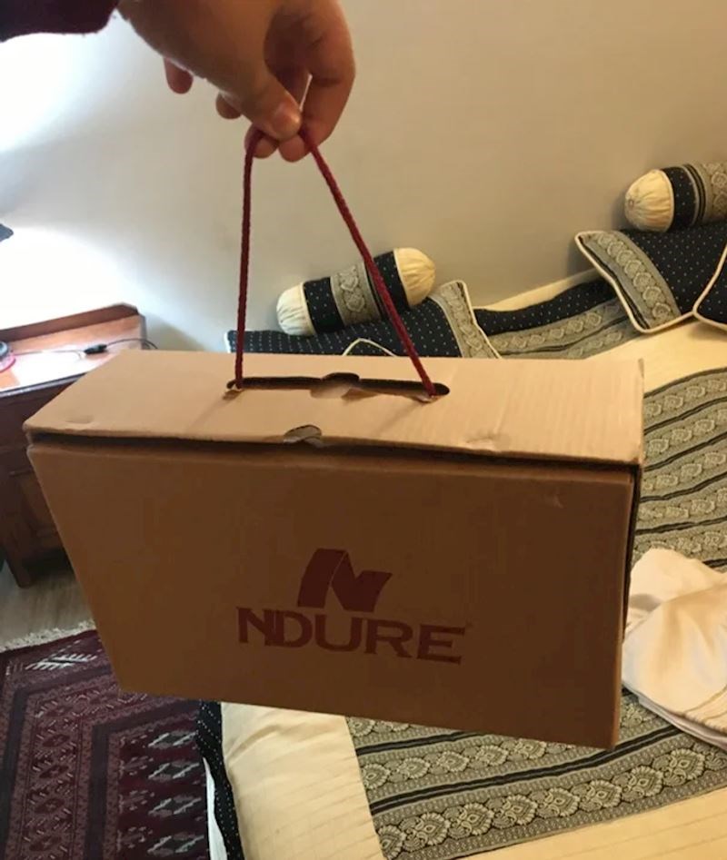 13. Samo jedan detalj i obična kutija za cipele postaje puuuno praktičnija za nošenje!